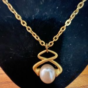 GOLD AND PEARL NECKLACE